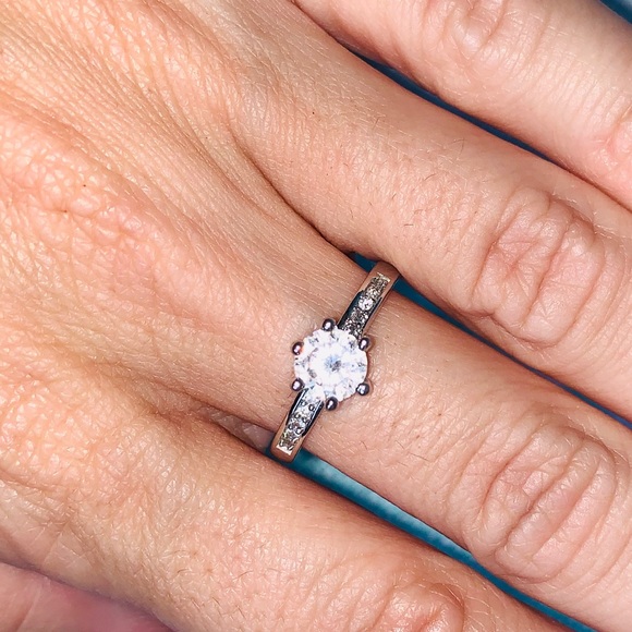 💍 Cubic Zirconia Solitaire Ring - Picture 5 of 6